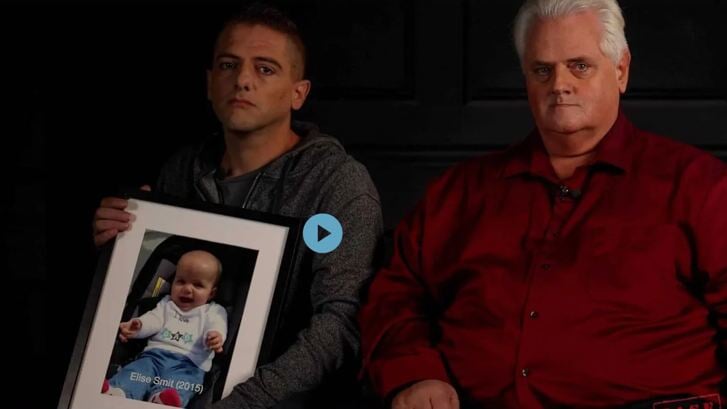 Vader Dennis en opa Ad Smit met een foto van baby Elise