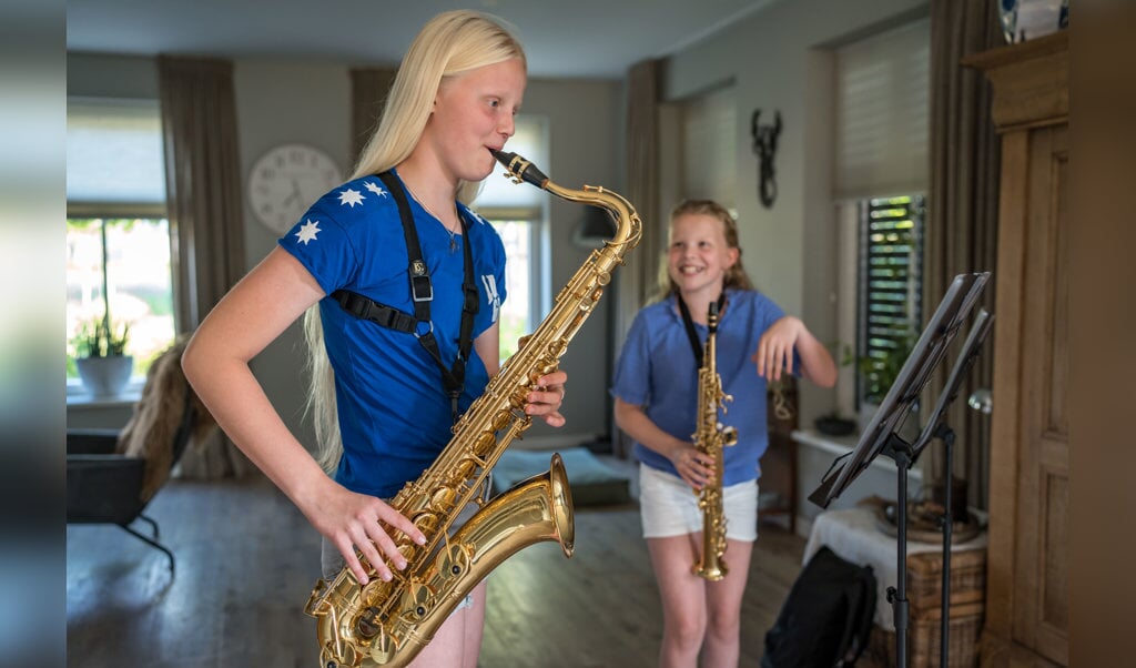 Saxofonisten aan het oefenen voor PiMM!-orkest