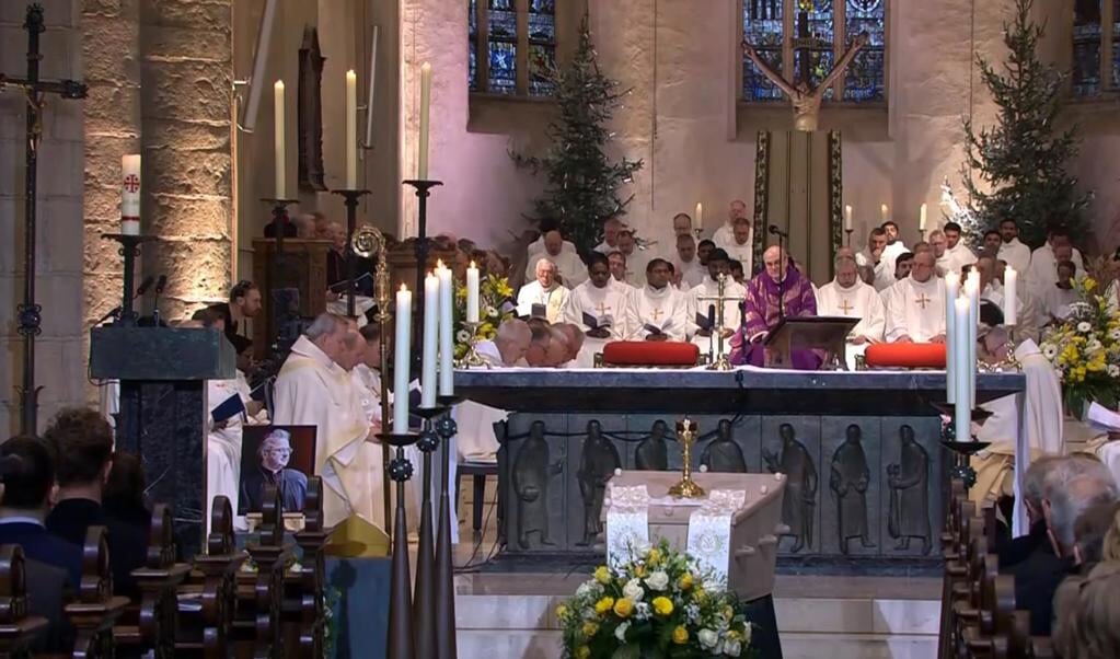 De uitvaartplechtigheid van Bisschop Harrie Smeets in de Sint Christoffelkathedraal in Roermond.