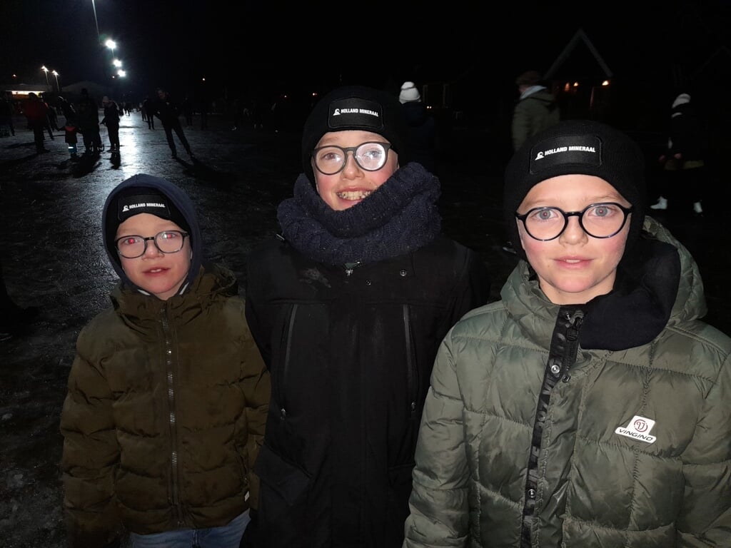 De drie zoons van Laura genoten ook donderdagavond nog van het ijs