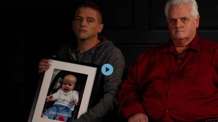 Vader Dennis en opa Ad Smit met een foto van baby Elise