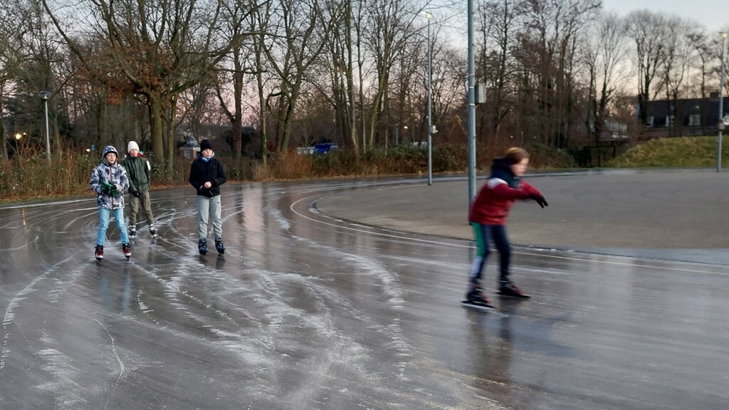 Leerlingen van het Openbaar Zeister Lyceum gingen vanmorgen schoolschaatsen.
