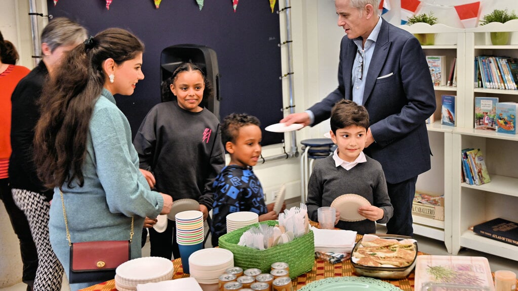 Wethouder Krischan Hagedoorn opent met een paar kinderen het buffet tijdens de Nieuwjaarsreceptie van SVDB.