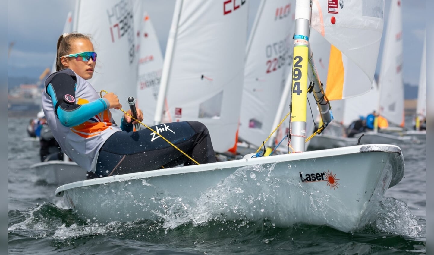Uiterst geconcentreerd zeilt Amber Knape naar de wereldtitel in Portugal.