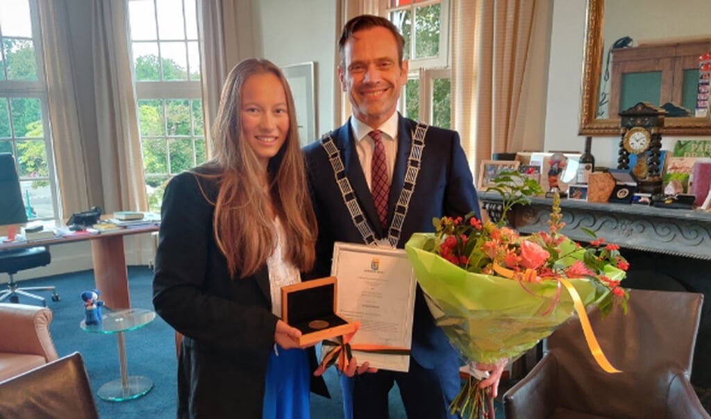 In aanwezigheid van haar vader en zus reikte burgemeester Potters op zijn kamer in Jagtlust de Jeugdpenning uit aan Amber Knape. 