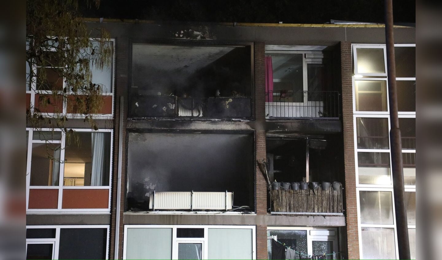 Dode Na Explosie En Uitslaande Flatbrand In Ede: 24 Woningen Ontruimd ...