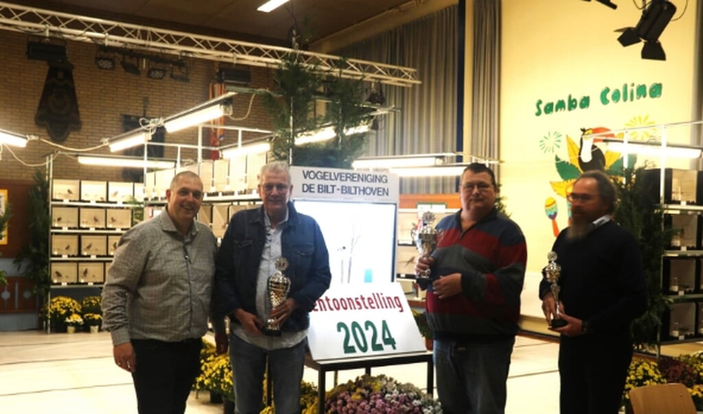 De opening met de kampioenen v.l.n.r. Rogier Jacobse (voorzitter), Gerrit Kant (Kampioen Tropische Vogels), Theo van Westrenen (Kampioen Kanaries) en Hans van der Toom (Kampioen Parkieten).