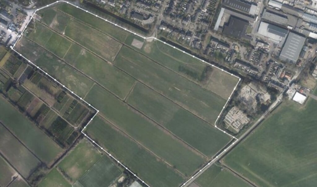 Plangebied Ter Sype. Rechts het vliegveld. De ‘hap’ rechts uit het plangebied is de begraafplaats. (Illustratie BRO)