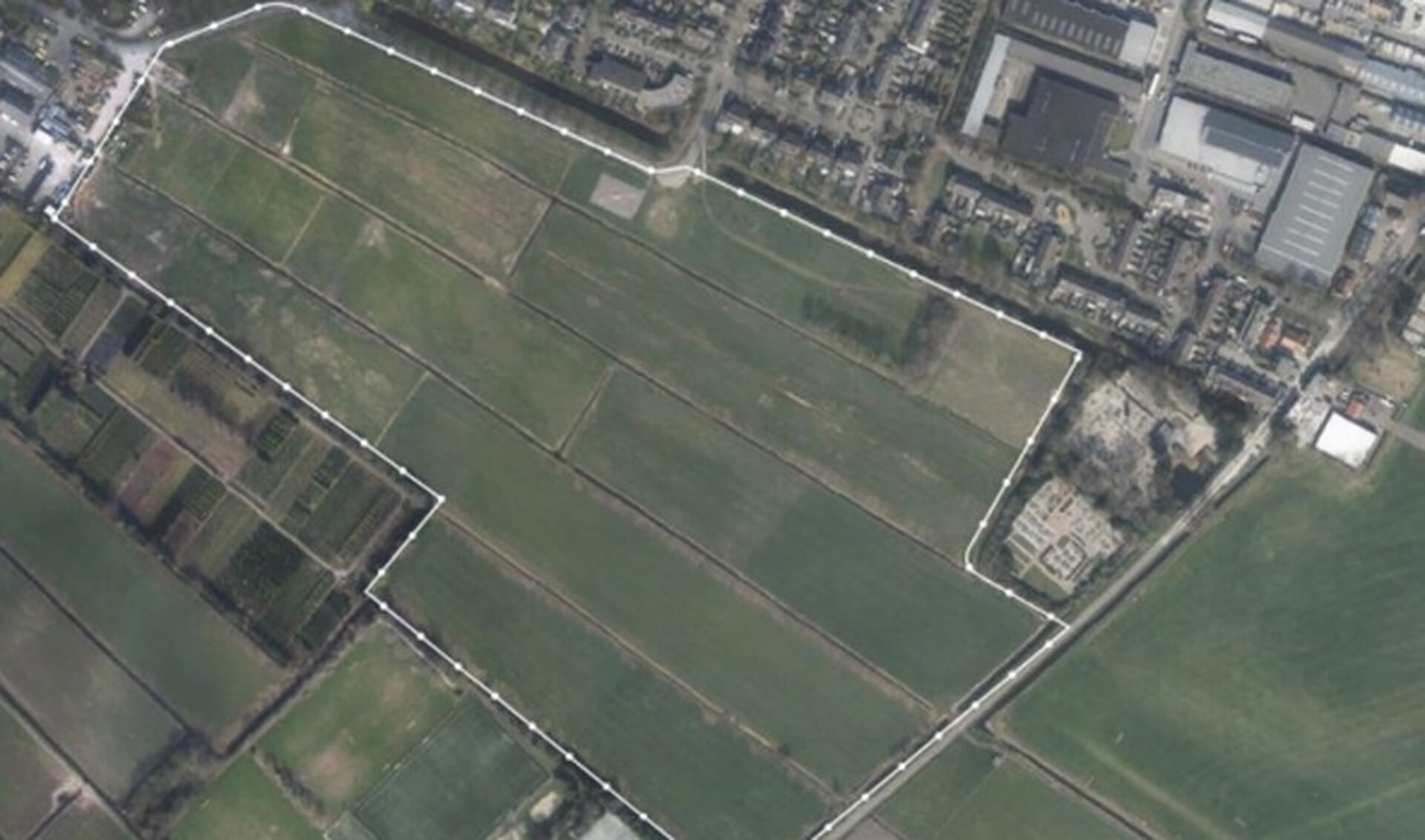 Plangebied Ter Sype. Rechts het vliegveld. De ‘hap’ rechts uit het plangebied is de begraafplaats. (Illustratie BRO)