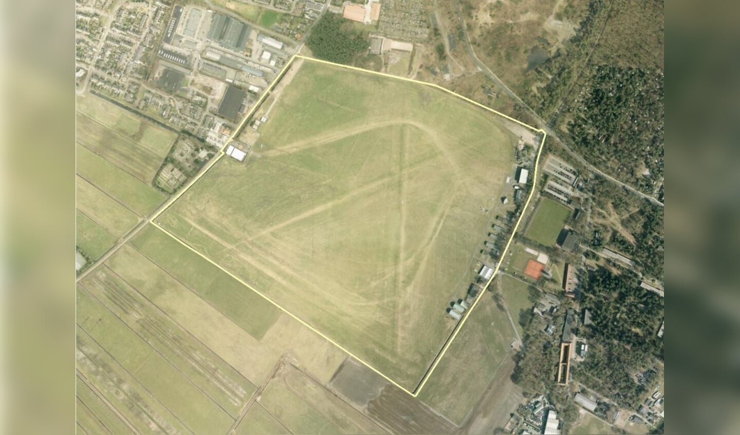 Over het (omkaderde) vliegveld Hilversum loopt vliegcircuit 13-31 - van rechtsonder naar links over de beoogde bouwlocatie Ter Sype. 