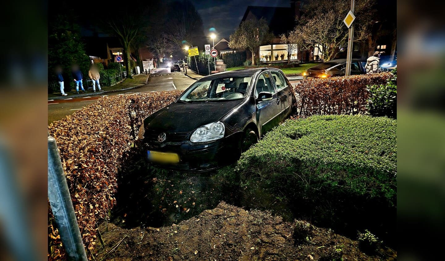 Auto Rijdt Na Botsing In Tuin Appartementencomplex In Barneveld Barneveldse Krant Nieuws Uit