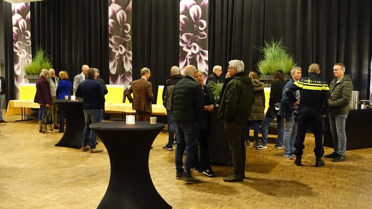 Bezoekers kregen bij diverse tafels informatie over de komst van een asielopvang in Sliedrecht