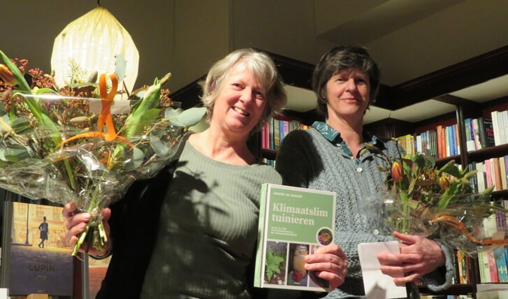 Anneke Beemer en Moniek Bakker genieten van de boekpresentatie