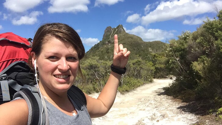 Renske onderweg naar de Pinnacle in de Coromandel.