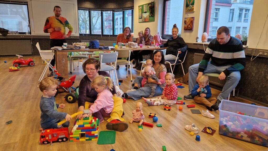 Ouders en kinderen vinden elkaar in het Kinderspeelcafé