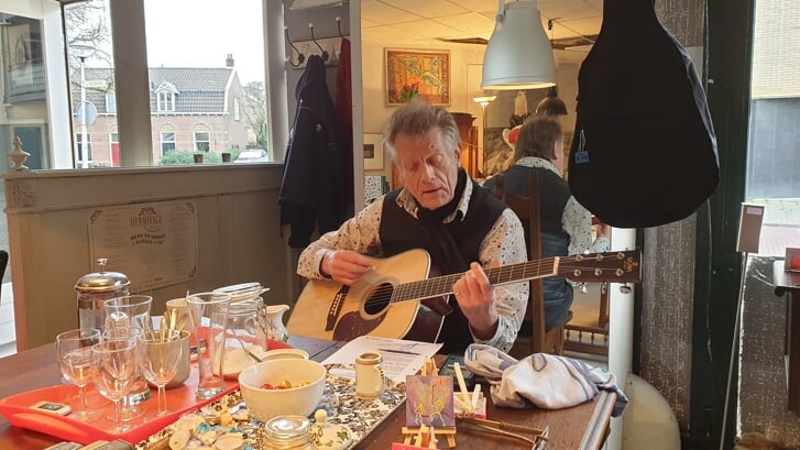 Peter van der Vlist, de muzikale boeken verkopende horecaman, heet u van harte welkom in De Verbinding.