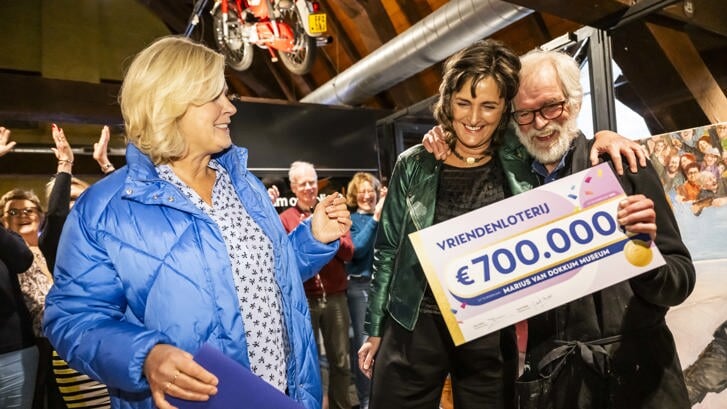 Directeur-bestuurder Corien van der Meulen en kunstenaar Marius van Dokkum ontvingen een cheque van 700.000 euro van de VriendenLoterij.