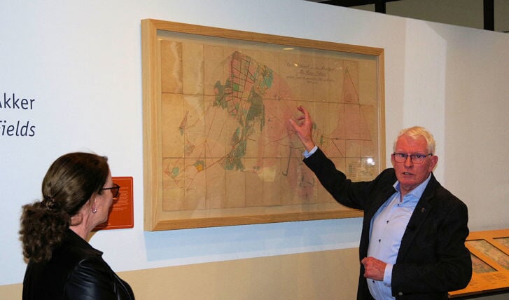 André Hartgers presenteert samen met dochter Sonja de historische kaart van Prins Hendrik.