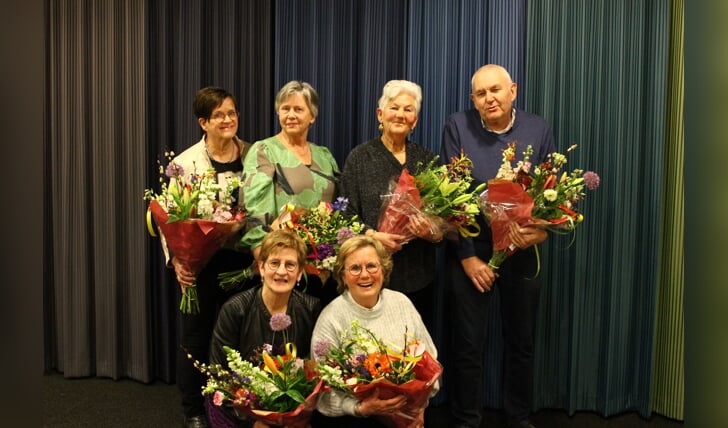 Op de foto zien we deze trouwe leden. Ze werden verrast met een cadeaubon en een boeket bloemen.  Achterste rij van links naar rechts: Dikky Geutjes (40 jr. lid); Janneke van de Kamp (45 jr. lid); Petra van de Kamp (50 jr. lid); Peter Stitselaar (50 jr. lid); voorste rij: Eefje van Meerveld (45 jr. lid); Corrie van Norden (45 jr. lid)