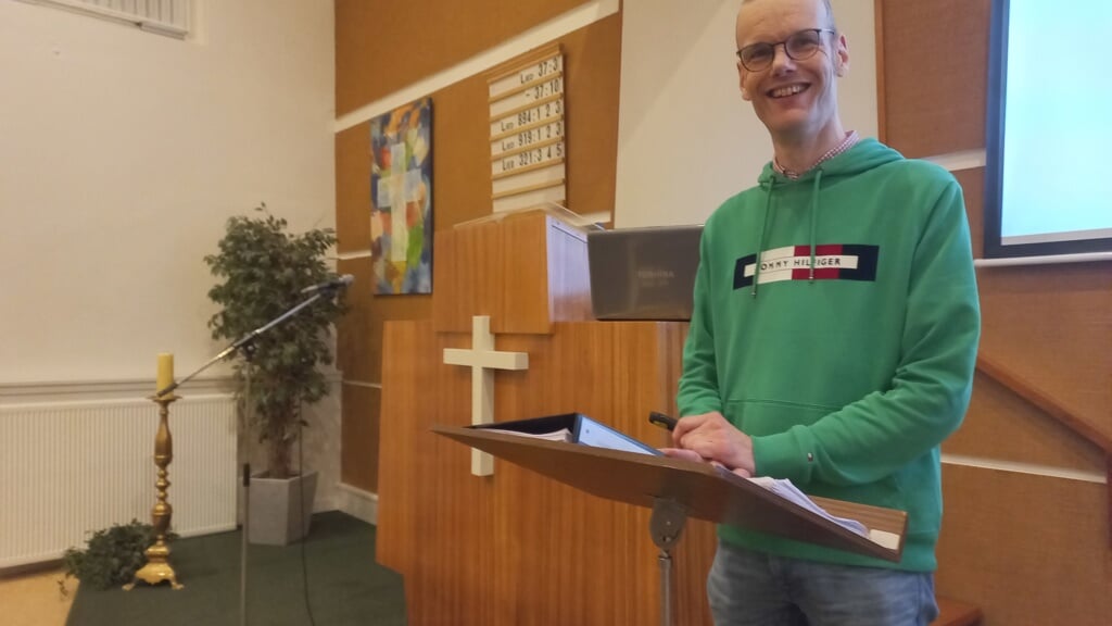 Naast predikant is Aries van Meeteren nieuwslezer bij Radio Rijnmond