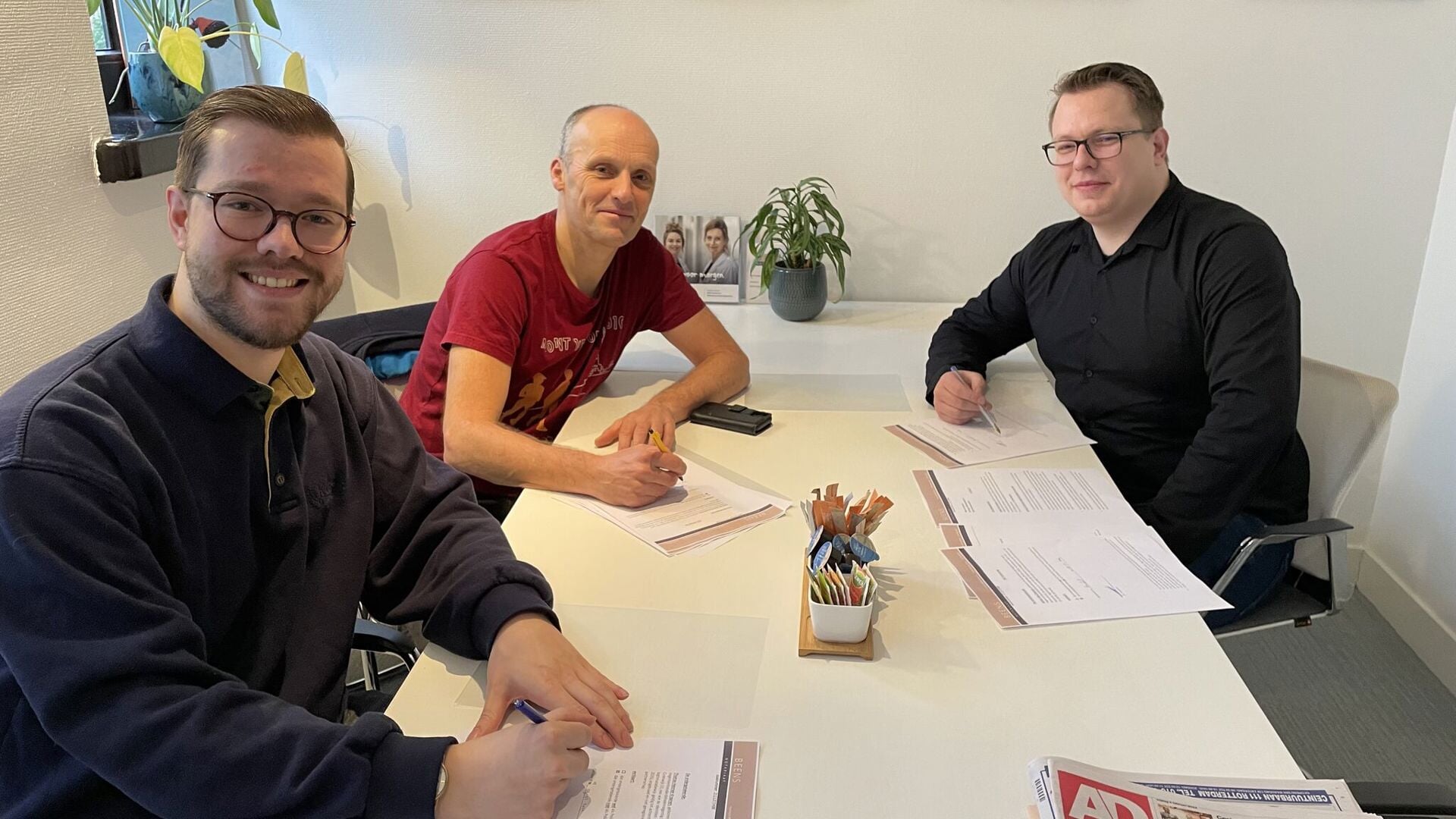 Thom Kraanen, Mik Borsten en Lex Kraanen tekenen de papieren.