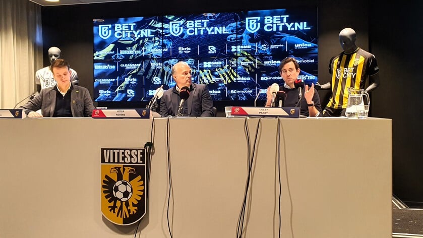 Coley Parry, met naast zich Vitesse-directeur Peter Rovers, tijdens de persconferentie van donderdagochtend op Papendal. Links Sven Strijbosch, de persvoorlichter van Vitesse. 