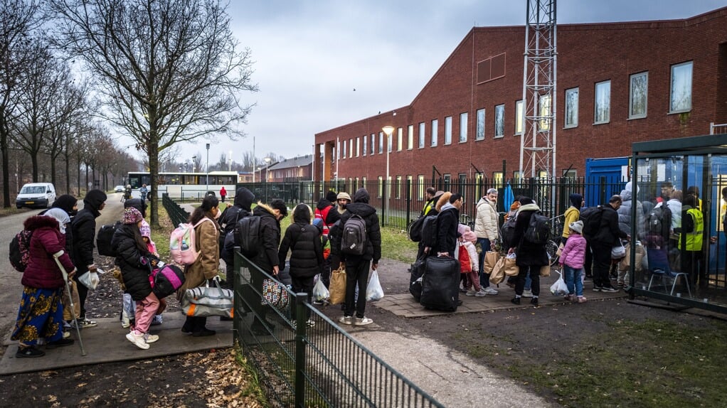 Asielzoekers komen per bus aan bij het aanmeldcentrum in Ter Apel, nadat zij de nacht hebben doorgebracht in de tijdelijke nachtopvang in Stadskanaal. Bij het aanmeldcentrum is het al tijden erg druk.