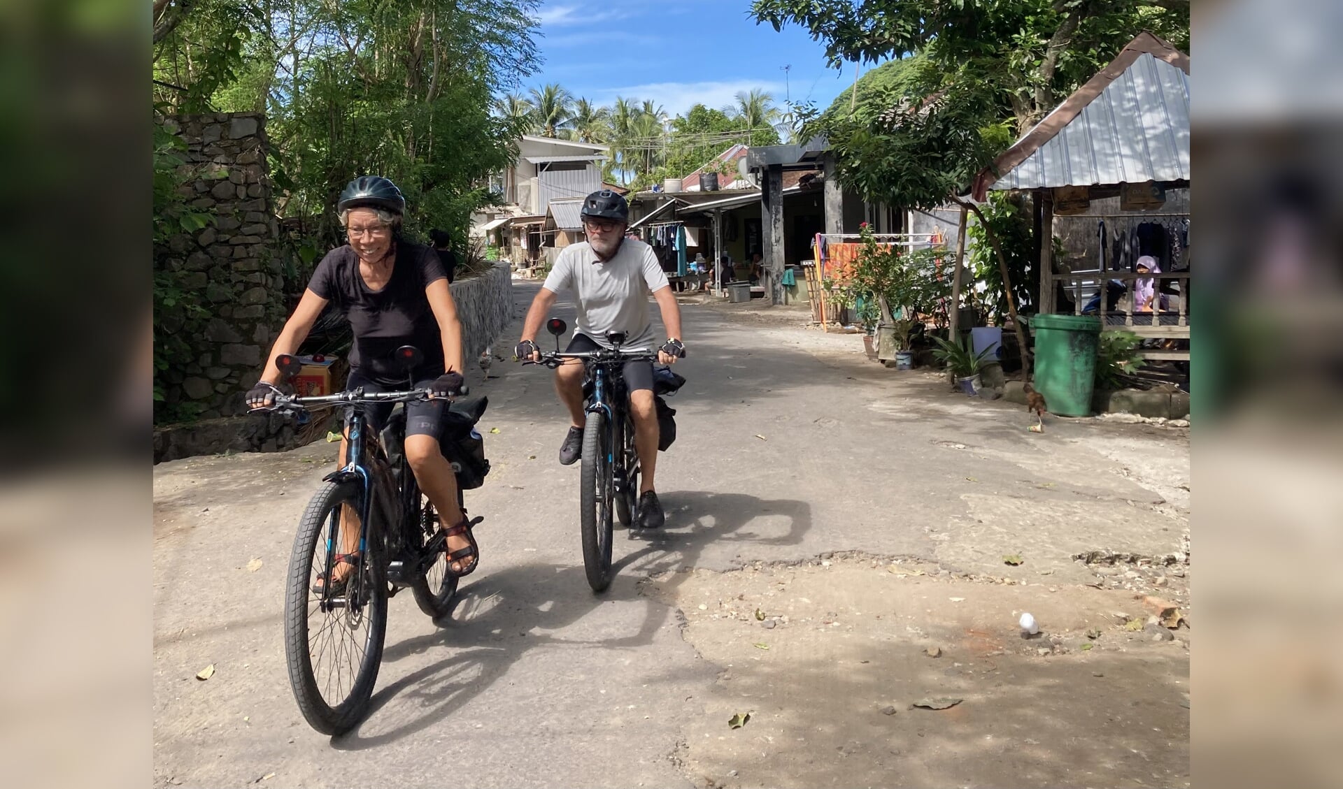 Henk en Carolina fietsen wat af op Lombok.