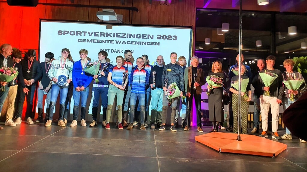 Alle winnaars van de Wageningse Sportverkiezingen 2023 op het podium.