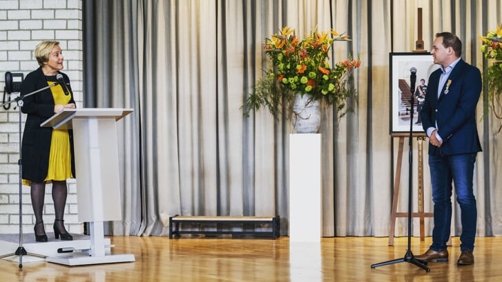 Roel Rijks wordt in 2019 onderscheiden door Minister Ank Bijleveld