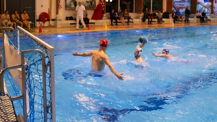 De Vuursche heren 1 speelde waterpolo in sportcentrum de Trits in Baarn tegen Aquarijn uit Nieuwegein