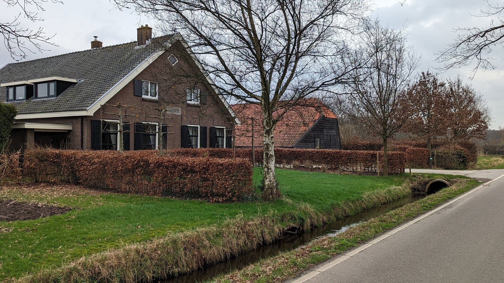 Veldhoeve aan de Gooyerdijk met schaapskooi anno 20 februari 2024.