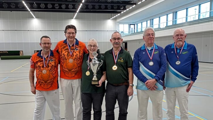Fea en Erik Boelens (midden) mogen zich Nederlands kampioen Pairs Indoor noemen. Beiden zijn lid van 'thuisclub' bowlsvereniging De Jack. 