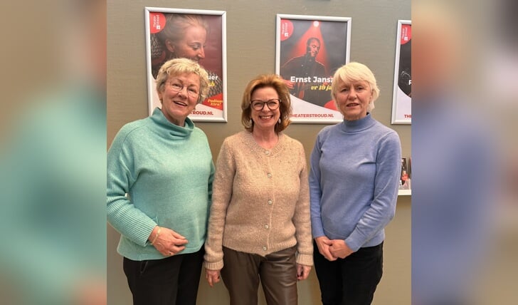 De gastvrouwen Diny, Sylvia en Ria (vlnr) bieden bezoekers  een warm welkom aan de Theatertafel van Theater Stroud 