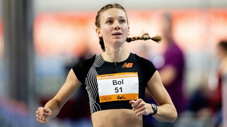 Femke Bol in actie tijdens de series op de 400 meter tijdens de eerste dag van de Nederlandse kampioenschappen indooratletiek. 