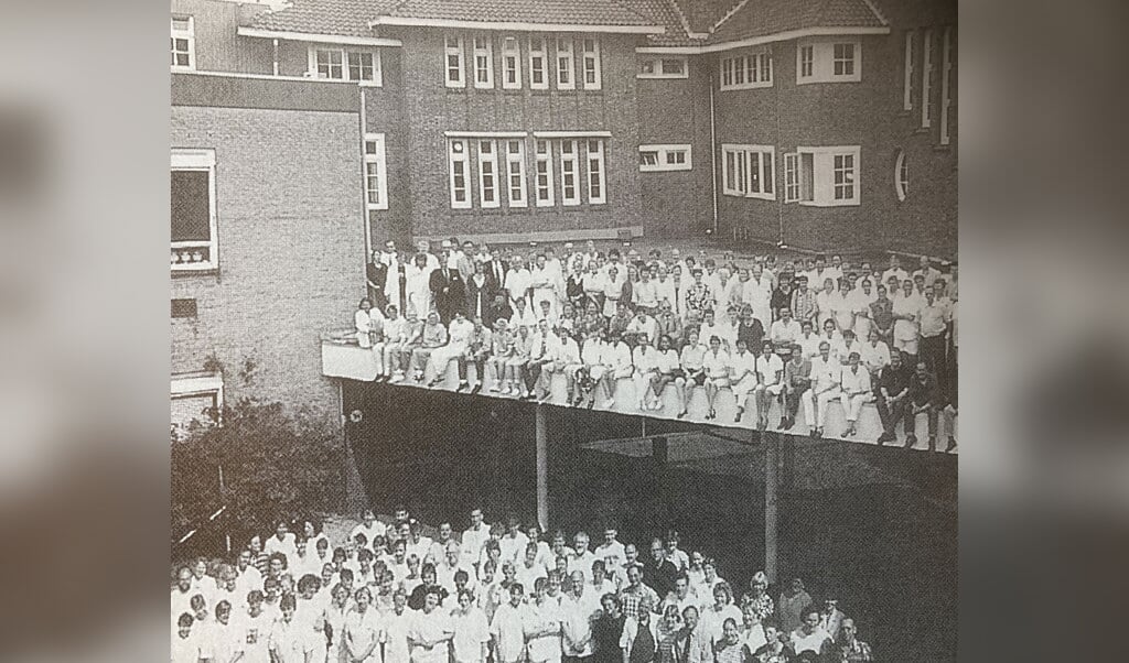 Historische momentopname van medewerkers van Sanatorium Zonnegloren.