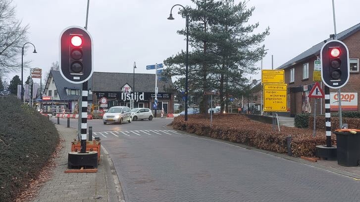 Het verkeer op het kruispunt Dorpsstraat/Putterweg/Speulderweg wordt met verkeerslichten geregeld tijdens de werkzaamheden.