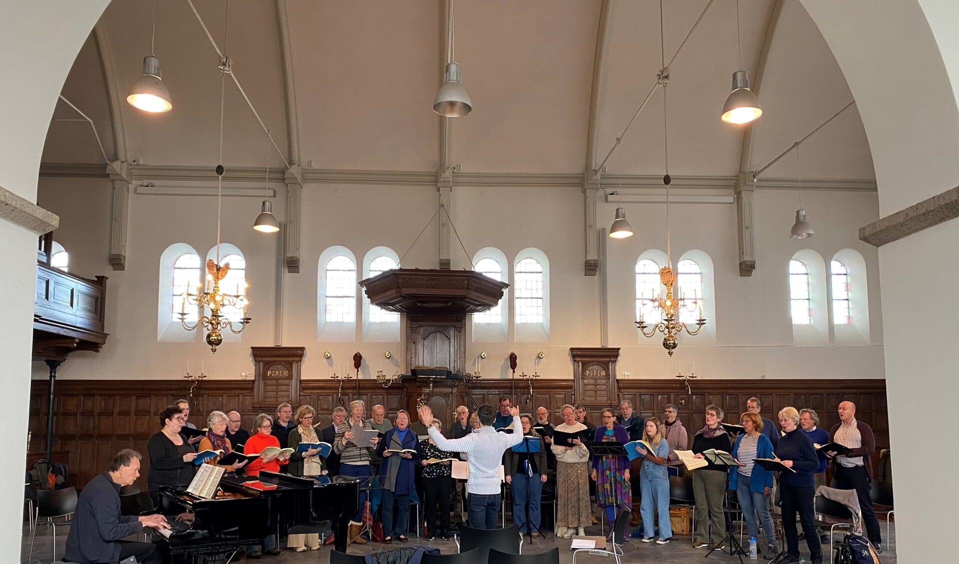Een repetitie van het koor in de Maartenskerk.