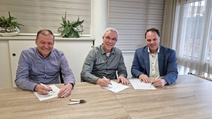 Arwin Mijnster, René van der Velden en Michiel van de Vlies ondertekenen de samenwerkingsovereenkomst. 