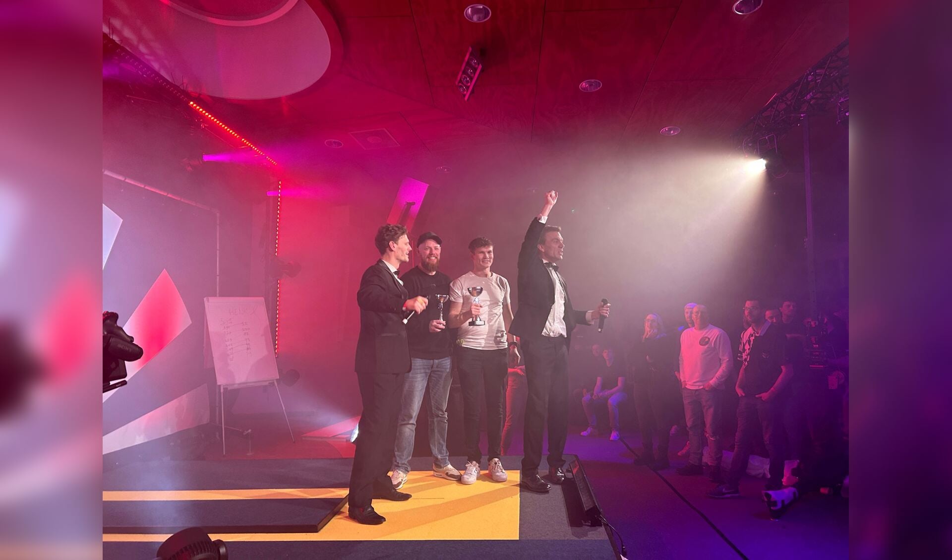 Mastercallers met finalisten Best-of-the-Rest-toernooi Jeroen Heij (2e van links) en Henk Slot (2e van rechts) 
