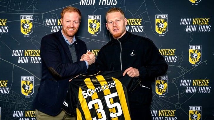 Technisch-directeur Benjamin Schmedes (links) en Mexx Meerdink zijn blij met de huurovereenkomst die Vitesse en AZ overeengekomen zijn.