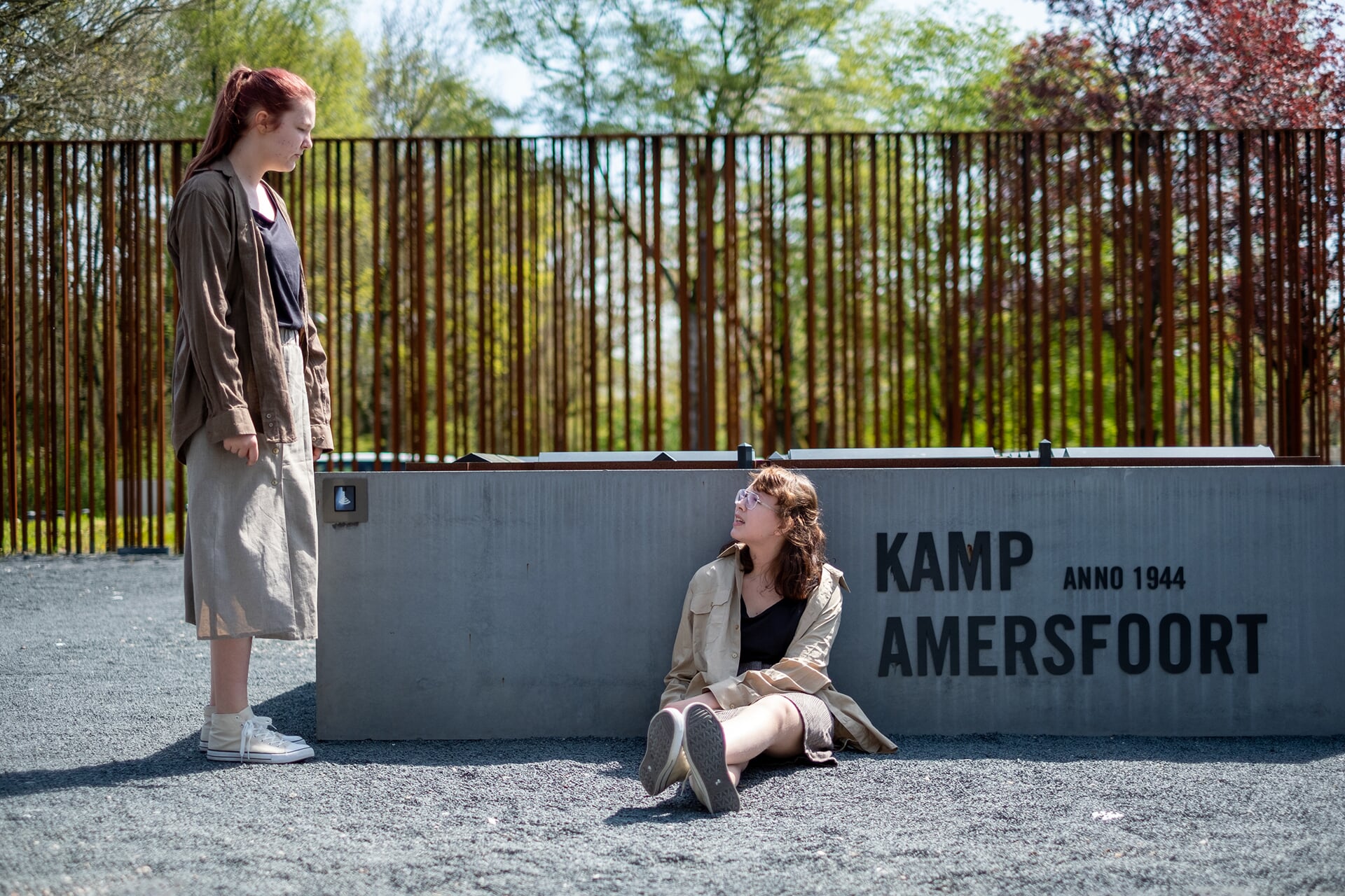 Er worden jongeren gezocht voor een theatervoorstelling over de Tweede Wereldoorlog in Nationaal Monument Kamp Amersfoort.
