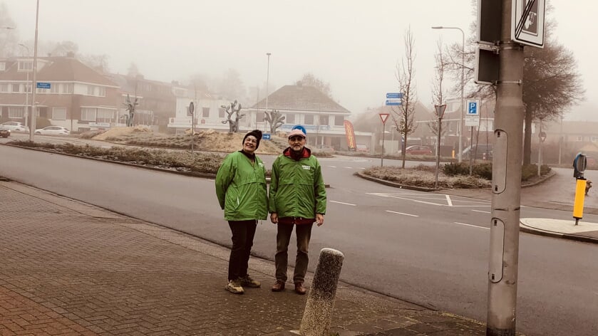 GroenLinks-Raadsleden Stieneke Kruijer en Simon Lutz bij de Fokkerlaan ter hoogte van de rotonde op de Keizer Karelweg 