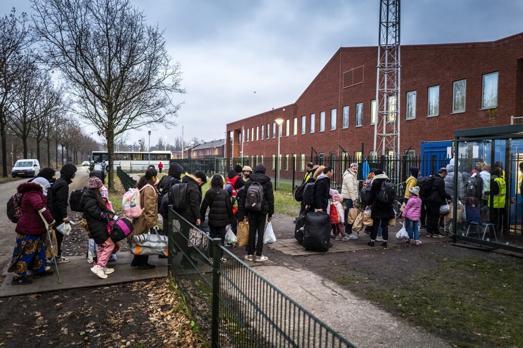 Asielzoekers komen per bus aan bij het aanmeldcentrum in Ter Apel. Hier is het al tijden erg druk en de spreiding van asielzoekers over Nederland moet dit verhelpen. ANP VINCENT JANNINK
