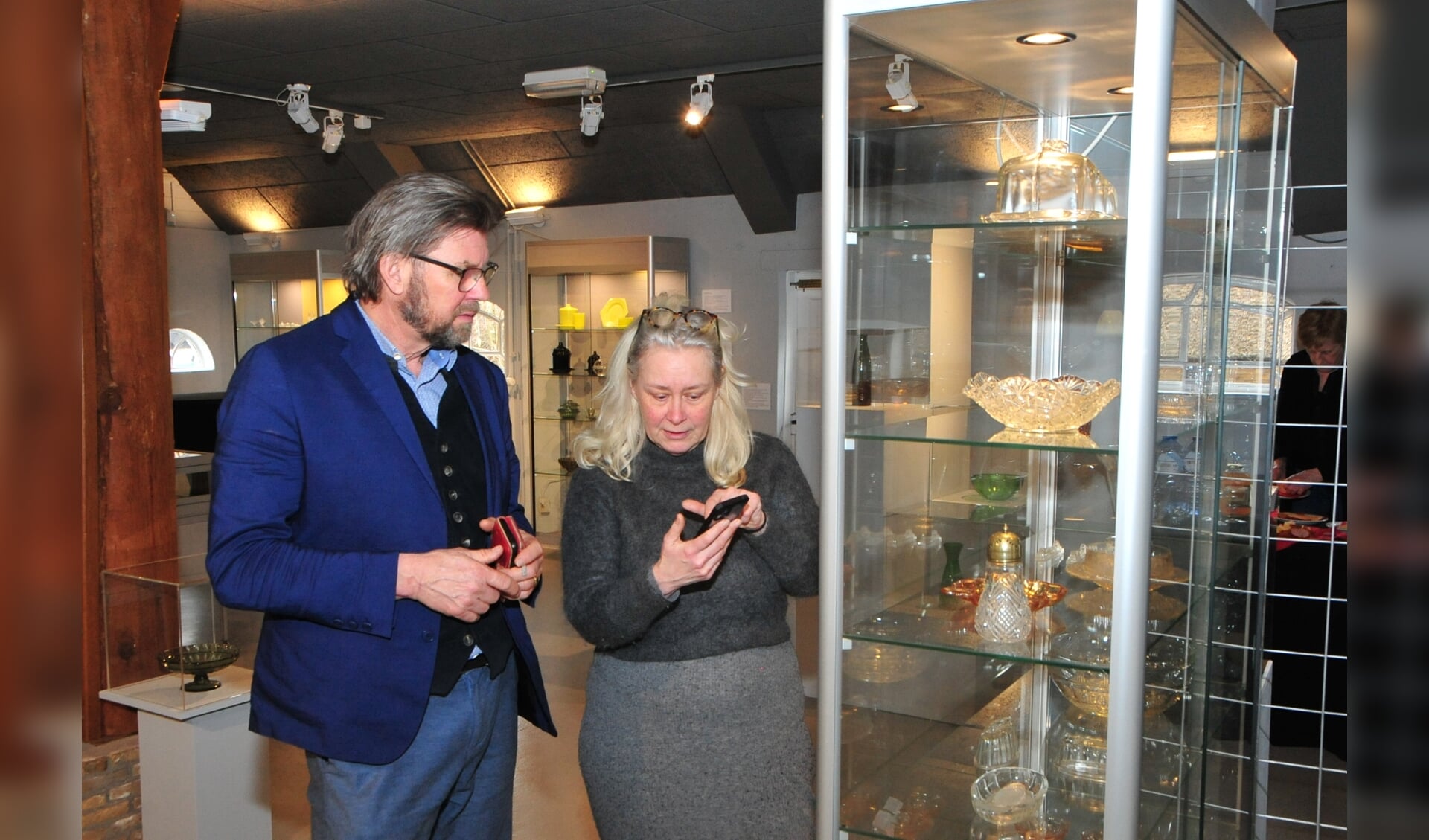 Rechts de conservator van het Glasmuseum en de directeur van De Koperen Knop. 