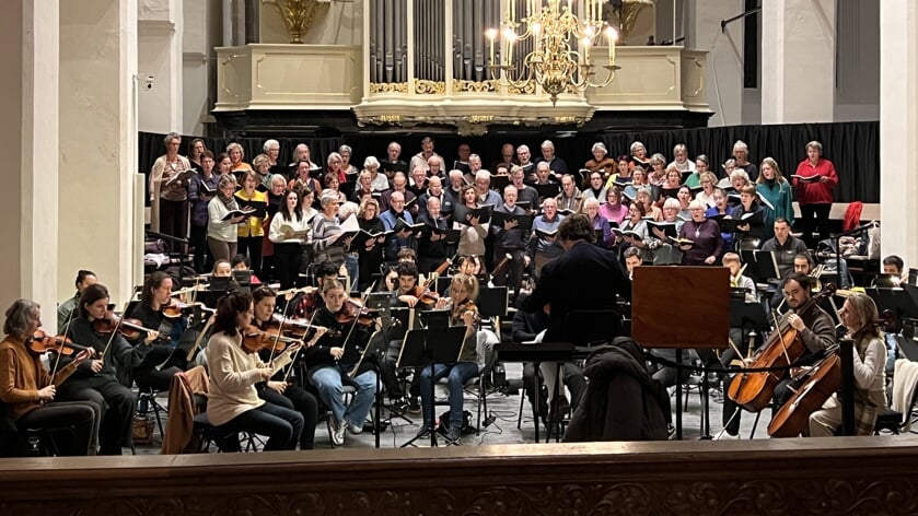Het Amersfoortse oratoriumkoor brengt de Johannes Passion met medewerking van orkest Capella Barbara en zes vocale solisten. 