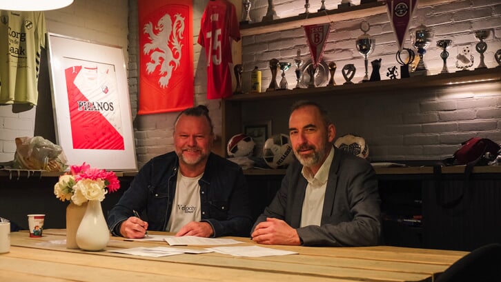 Aad van den Berg (links) tekent zijn contract, rechts SVMM-voorzitter Gerd de Kruif.
