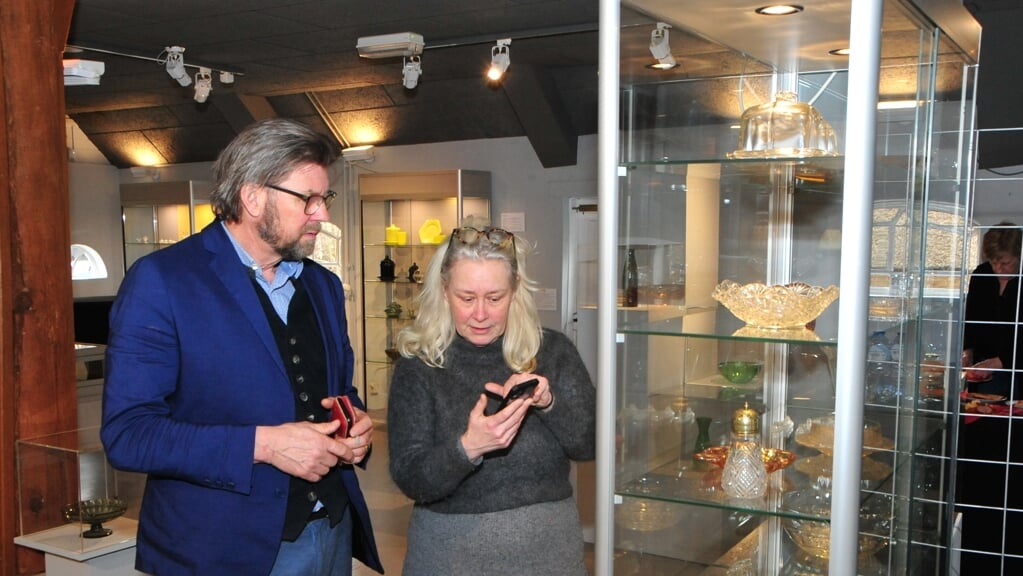 Hélène Besançon, conservator Glasmuseum uit Leerdam met museumdirecteur Koos van Veen