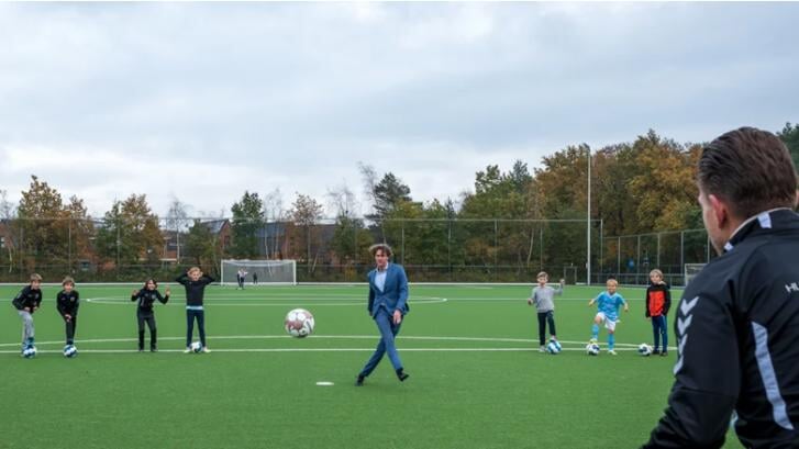 In november vorig jaar gaf wethouder Ben van Koningsveld (midden) de aftrap op het nieuwe voetbalveld met experimenteel kunstgras. 