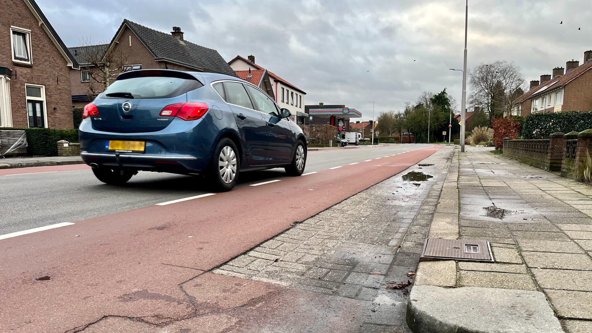 Het fietspad langs de Schoutenstraat in Barneveld is plots 'gehalveerd.'
